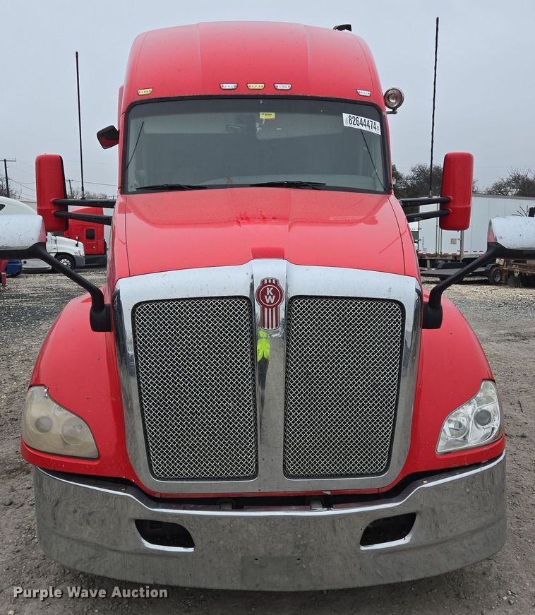 image for item YA0152 2019 Kenworth T680 semi truck