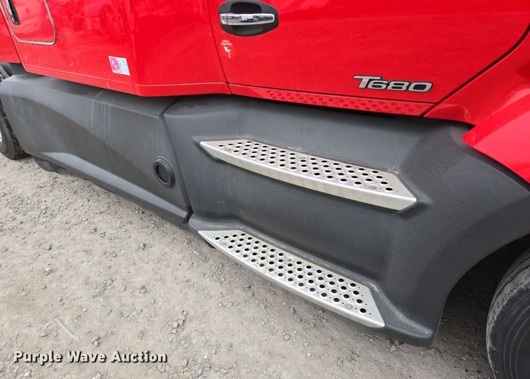 image for item YA0152 2019 Kenworth T680 semi truck