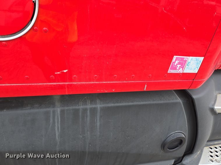 image for item YA0152 2019 Kenworth T680 semi truck