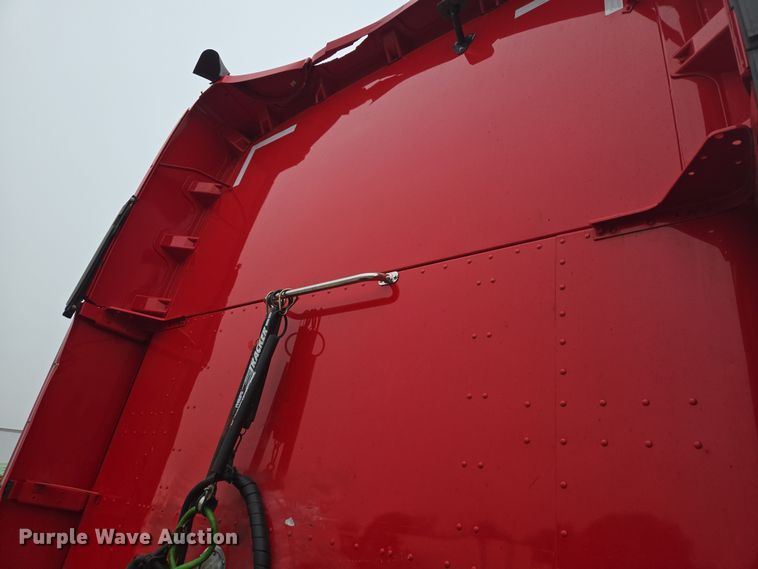 image for item YA0152 2019 Kenworth T680 semi truck