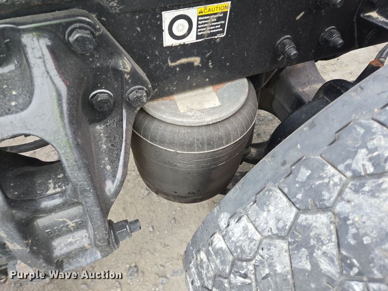 image for item YA0152 2019 Kenworth T680 semi truck