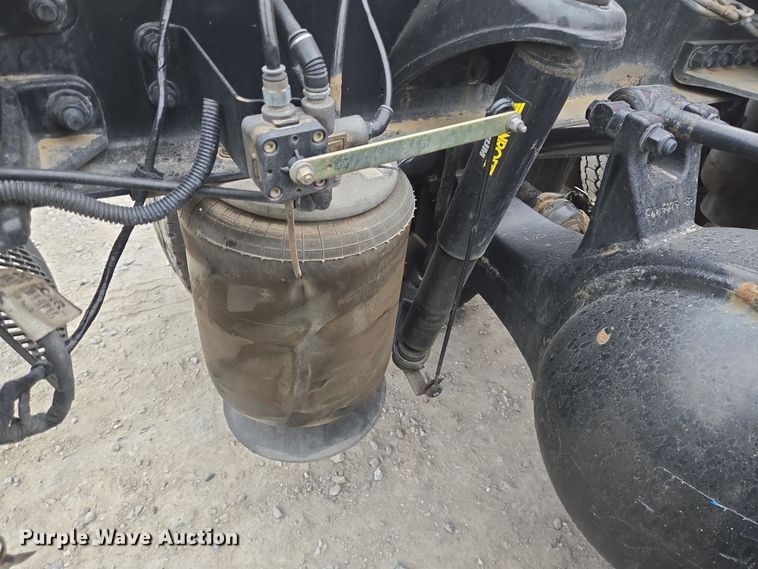 image for item YA0152 2019 Kenworth T680 semi truck