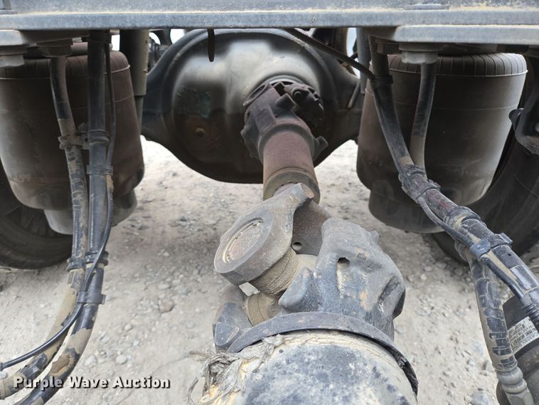 image for item YA0152 2019 Kenworth T680 semi truck