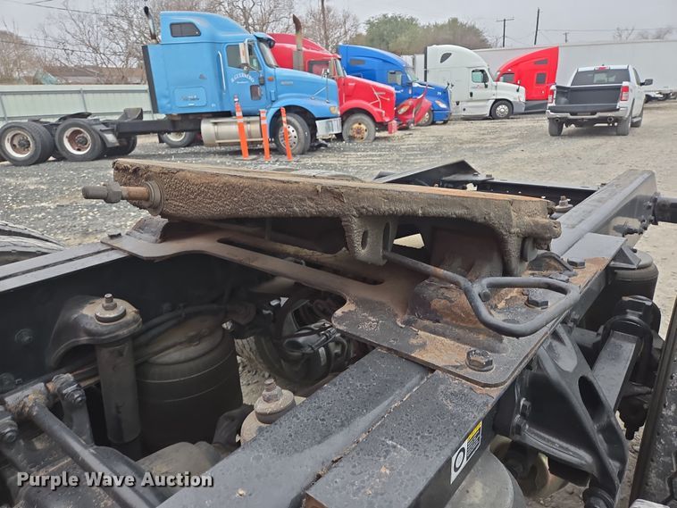 image for item YA0152 2019 Kenworth T680 semi truck