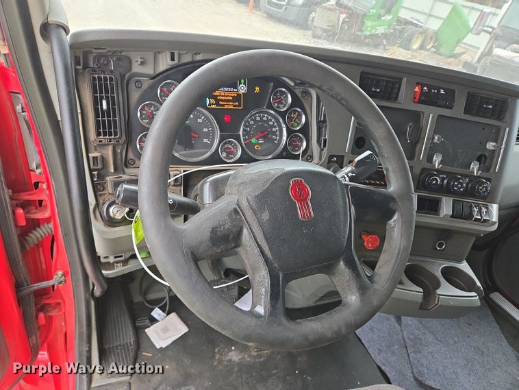 image for item YA0152 2019 Kenworth T680 semi truck