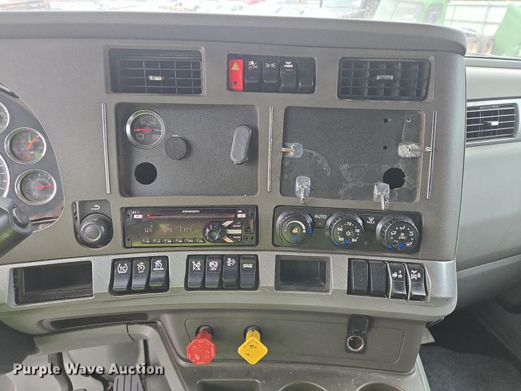 image for item YA0152 2019 Kenworth T680 semi truck