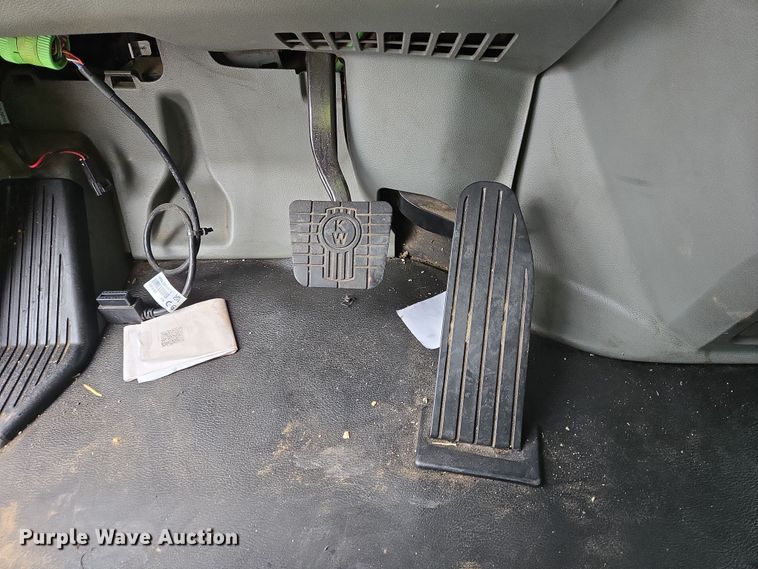 image for item YA0152 2019 Kenworth T680 semi truck