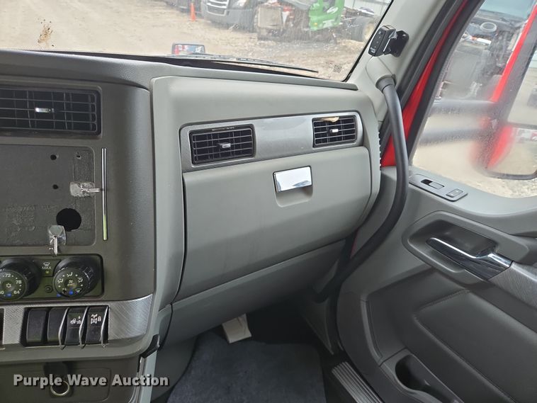 image for item YA0152 2019 Kenworth T680 semi truck