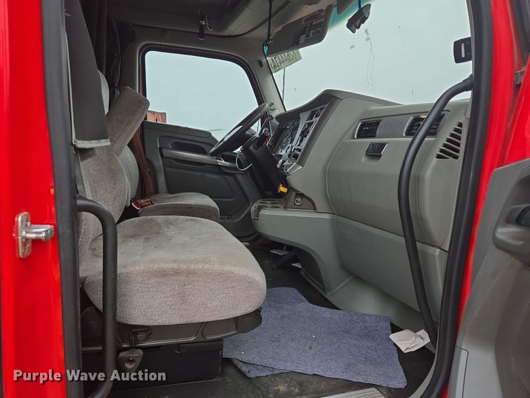 image for item YA0152 2019 Kenworth T680 semi truck