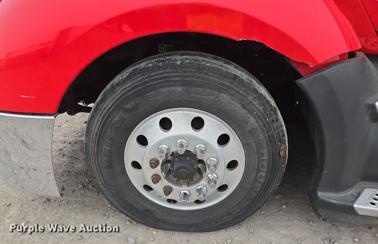 image for item YA0152 2019 Kenworth T680 semi truck