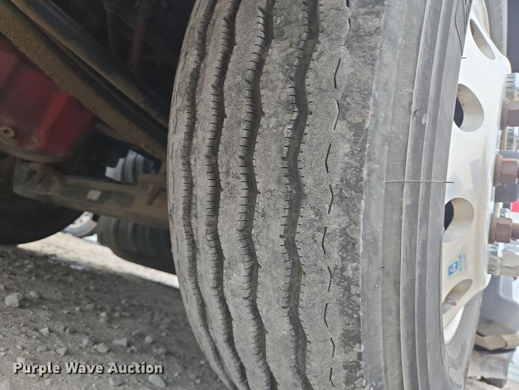 image for item YA0152 2019 Kenworth T680 semi truck