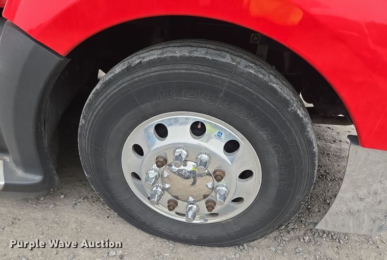 image for item YA0152 2019 Kenworth T680 semi truck