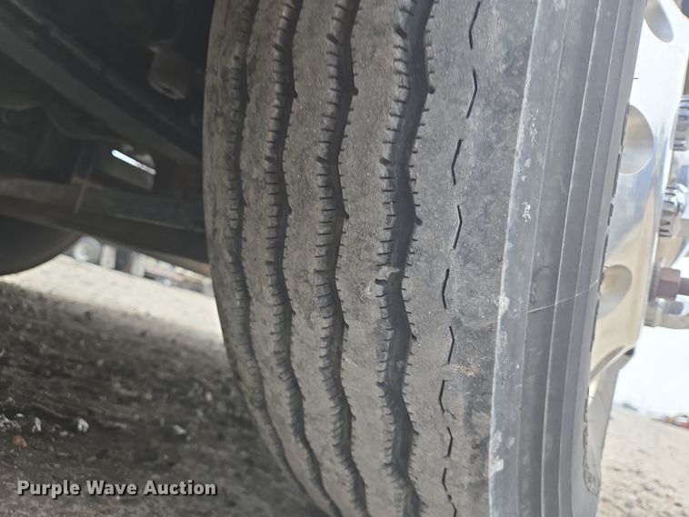 image for item YA0152 2019 Kenworth T680 semi truck