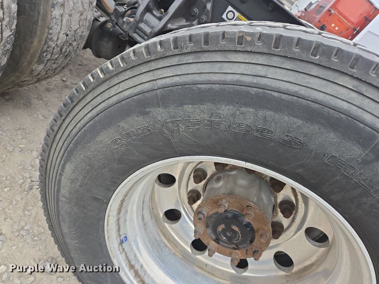 image for item YA0152 2019 Kenworth T680 semi truck