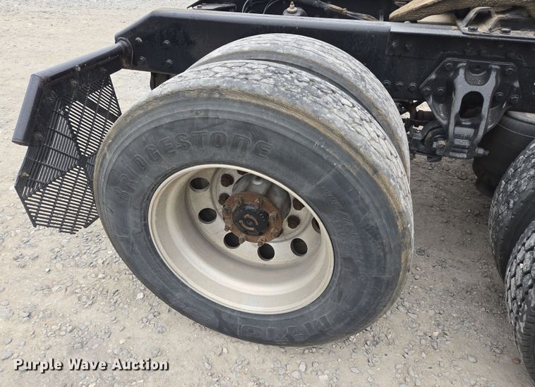 image for item YA0152 2019 Kenworth T680 semi truck