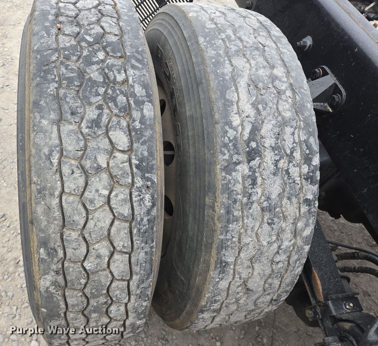 image for item YA0152 2019 Kenworth T680 semi truck