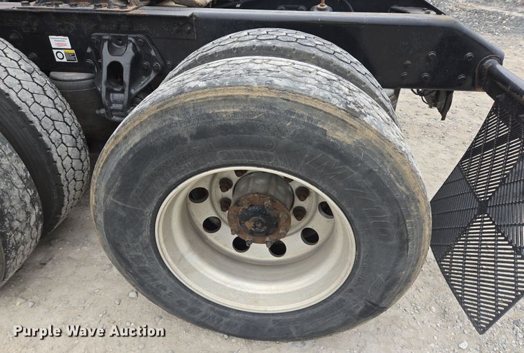 image for item YA0152 2019 Kenworth T680 semi truck