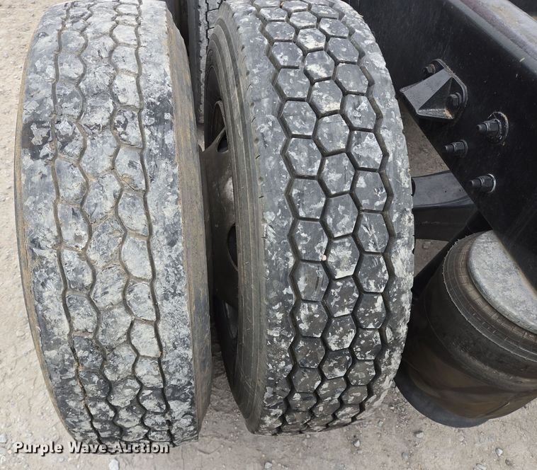 image for item YA0152 2019 Kenworth T680 semi truck