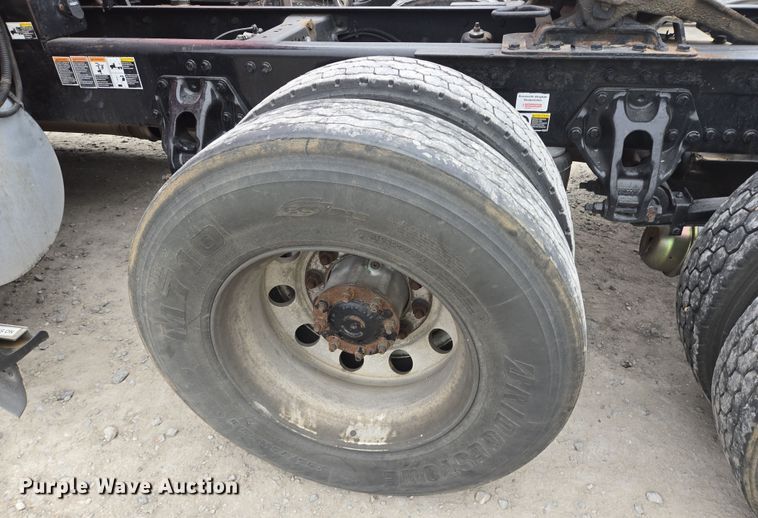 image for item YA0152 2019 Kenworth T680 semi truck