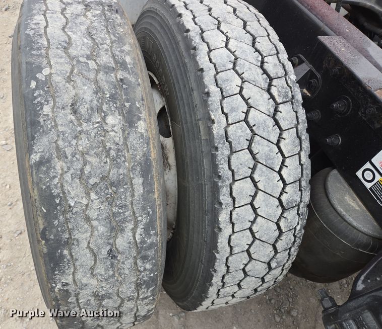 image for item YA0152 2019 Kenworth T680 semi truck