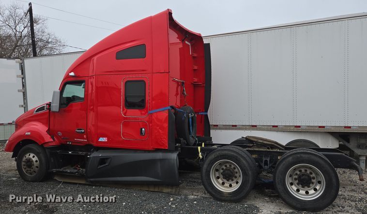 image for item YA0153 2019 Kenworth T680 semi truck