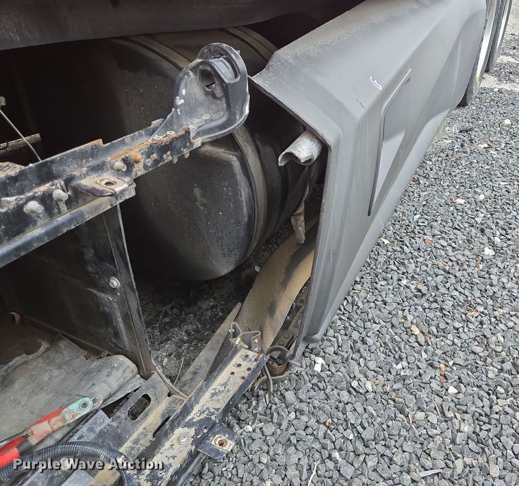 image for item YA0153 2019 Kenworth T680 semi truck