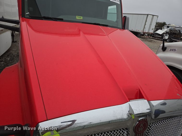 image for item YA0153 2019 Kenworth T680 semi truck