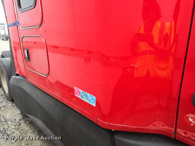 image for item YA0153 2019 Kenworth T680 semi truck