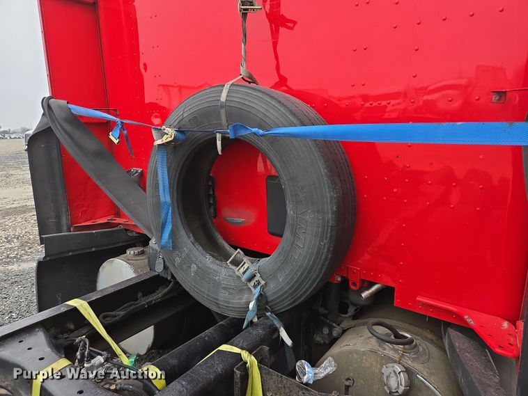 image for item YA0153 2019 Kenworth T680 semi truck