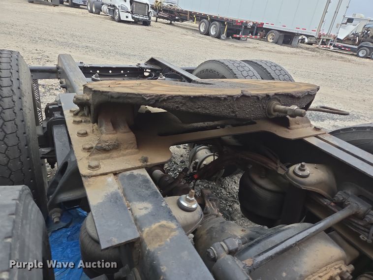 image for item YA0153 2019 Kenworth T680 semi truck