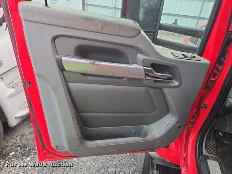 image for item YA0153 2019 Kenworth T680 semi truck