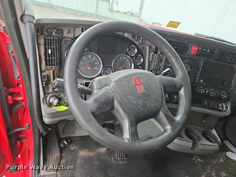 image for item YA0153 2019 Kenworth T680 semi truck