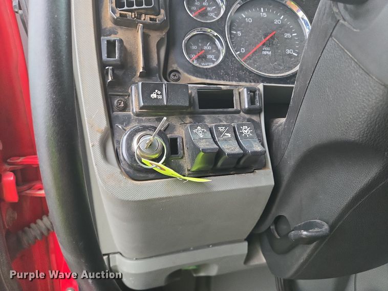 image for item YA0153 2019 Kenworth T680 semi truck