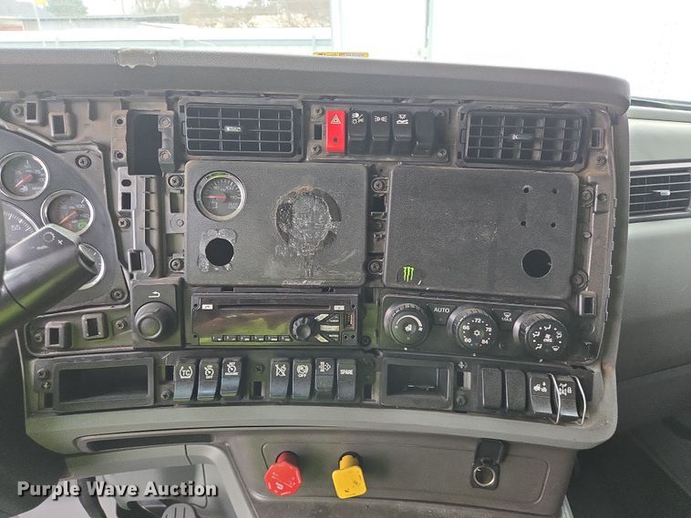 image for item YA0153 2019 Kenworth T680 semi truck