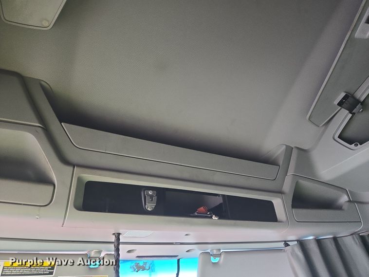 image for item YA0153 2019 Kenworth T680 semi truck