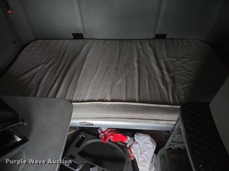 image for item YA0153 2019 Kenworth T680 semi truck