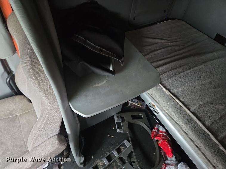 image for item YA0153 2019 Kenworth T680 semi truck