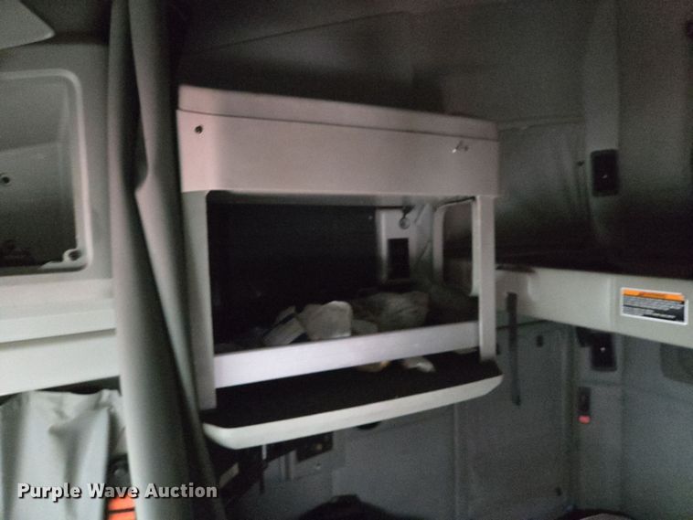 image for item YA0153 2019 Kenworth T680 semi truck