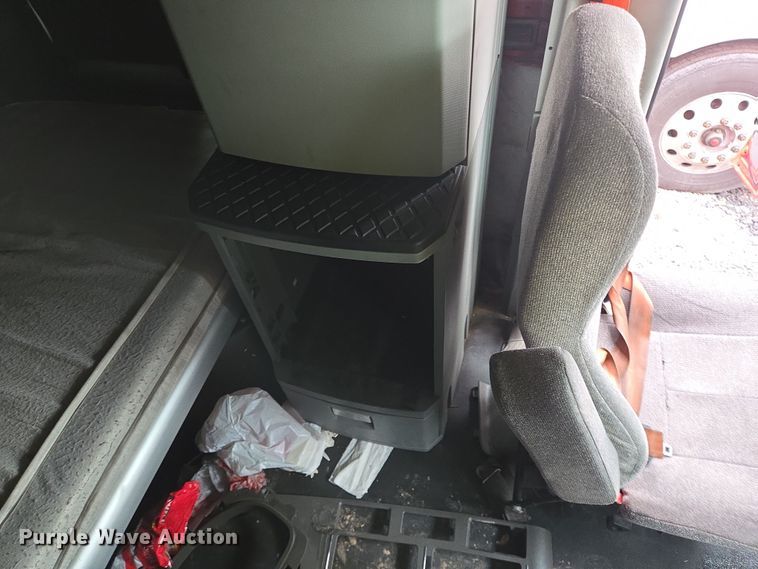 image for item YA0153 2019 Kenworth T680 semi truck