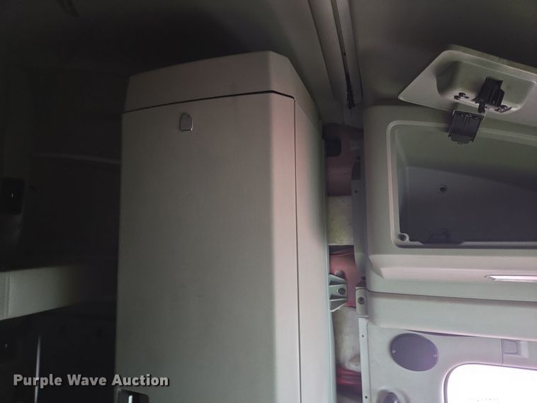 image for item YA0153 2019 Kenworth T680 semi truck