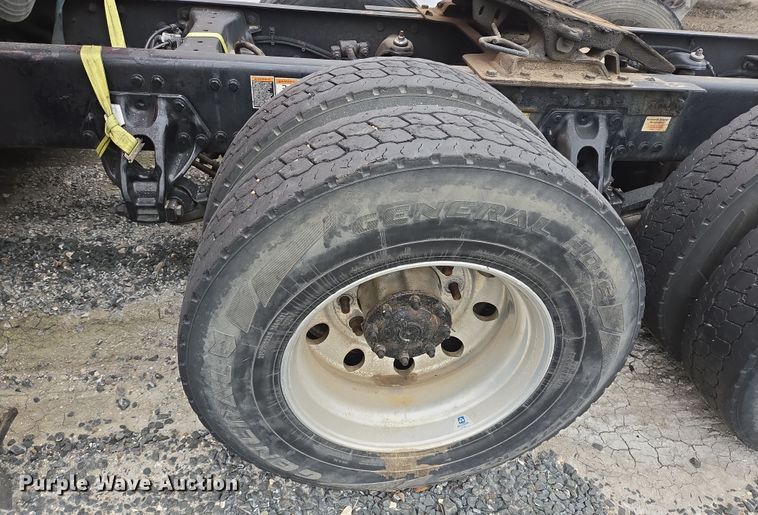 image for item YA0153 2019 Kenworth T680 semi truck