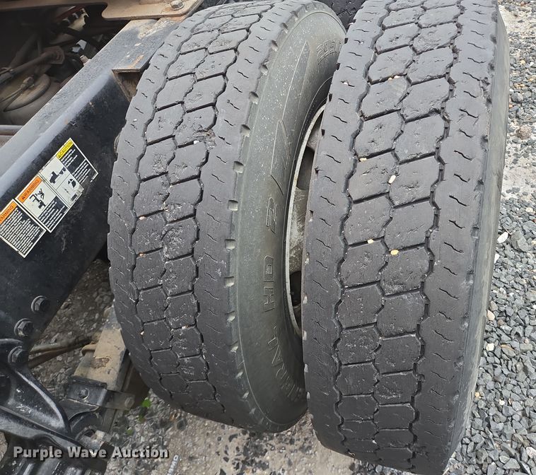 image for item YA0153 2019 Kenworth T680 semi truck