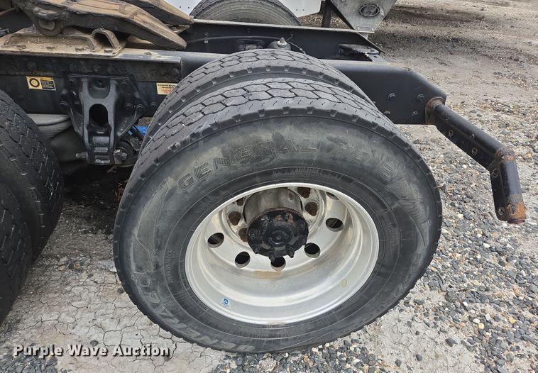 image for item YA0153 2019 Kenworth T680 semi truck