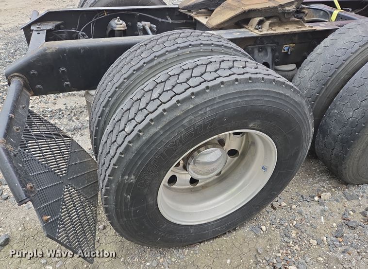 image for item YA0153 2019 Kenworth T680 semi truck