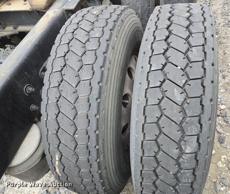 image for item YA0153 2019 Kenworth T680 semi truck