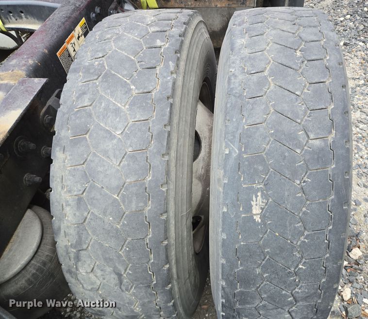 image for item YA0153 2019 Kenworth T680 semi truck