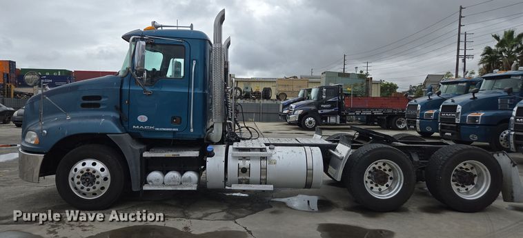 image for item YA0294 2011 Mack CXU613 semi truck