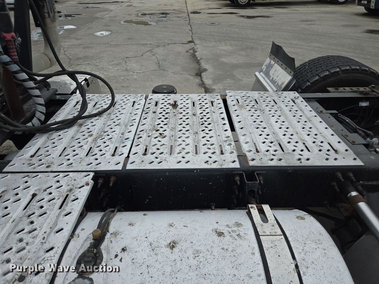 image for item YA0294 2011 Mack CXU613 semi truck