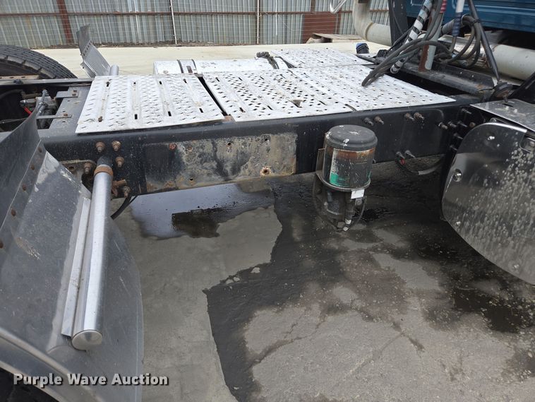 image for item YA0294 2011 Mack CXU613 semi truck