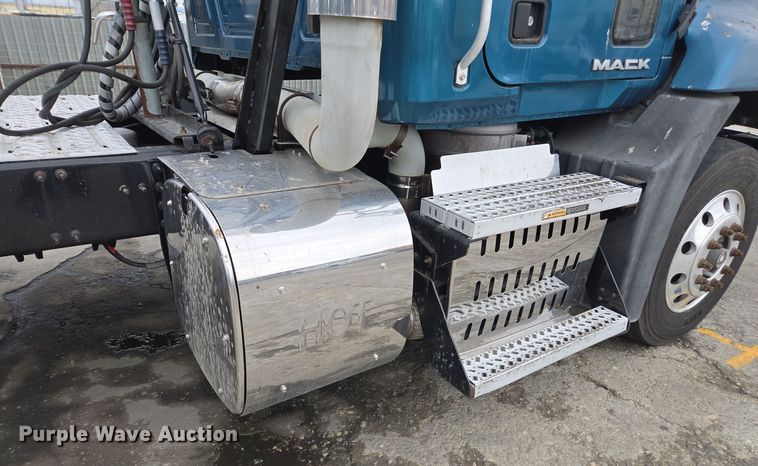 image for item YA0294 2011 Mack CXU613 semi truck